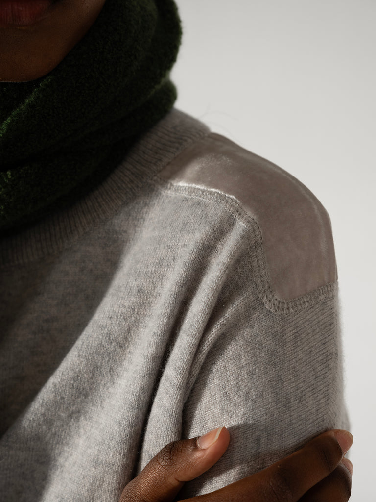 Box Set Cashmere Sweater – Sanderling w/ Silver Velvet